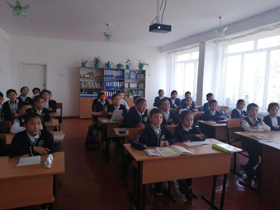"Отбасы тәрбие басы,мектеп-тәрбие жаршысы"атты  тақырыбында бірыңғай сынып сағаттары өтті.