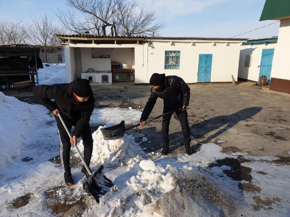 10-сынып оқушылар қарттар үйіне барып,көмектесті.