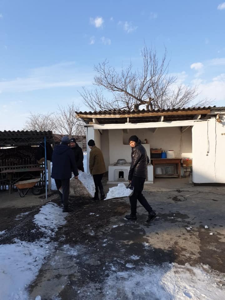 10-сынып оқушылар қарттар үйіне барып,көмектесті.