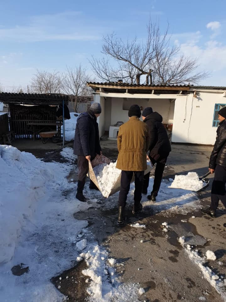 10-сынып оқушылар қарттар үйіне барып,көмектесті.
