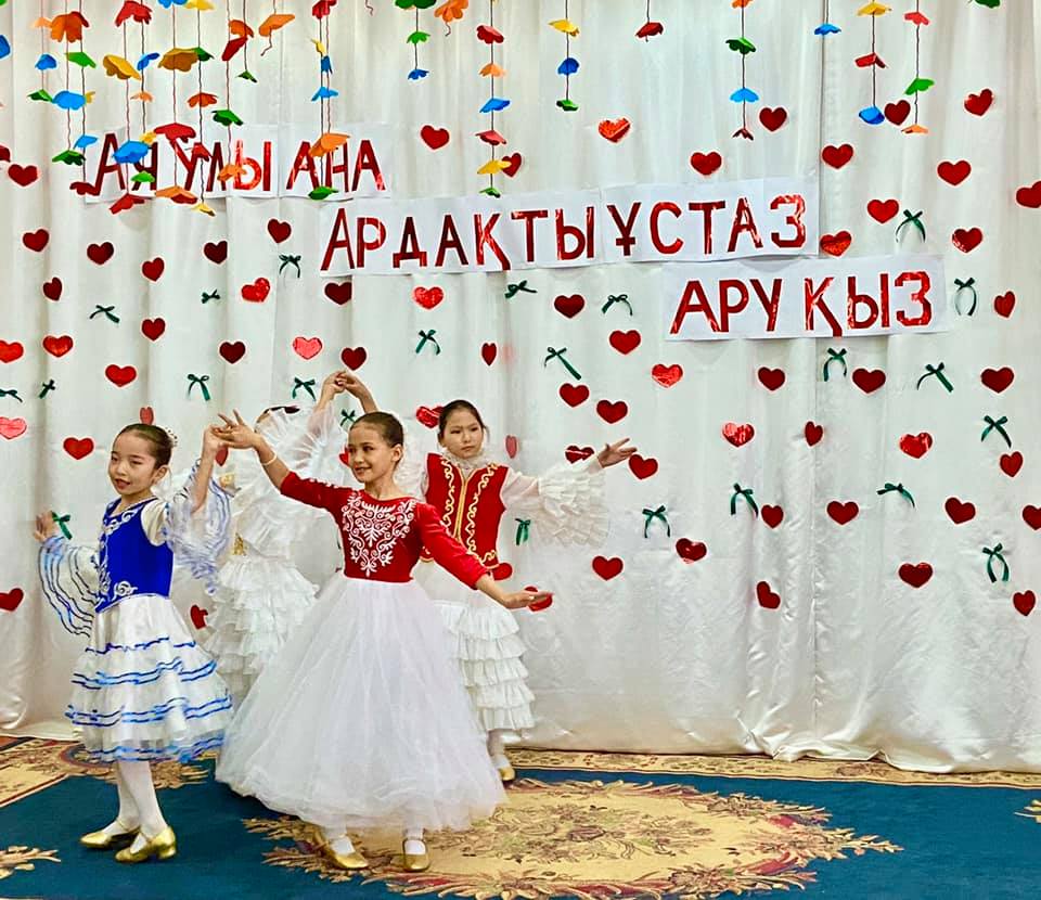 "Аяулы ана,ардақты ұстаз,ардақты қыз"атты концерттік бағдарлама