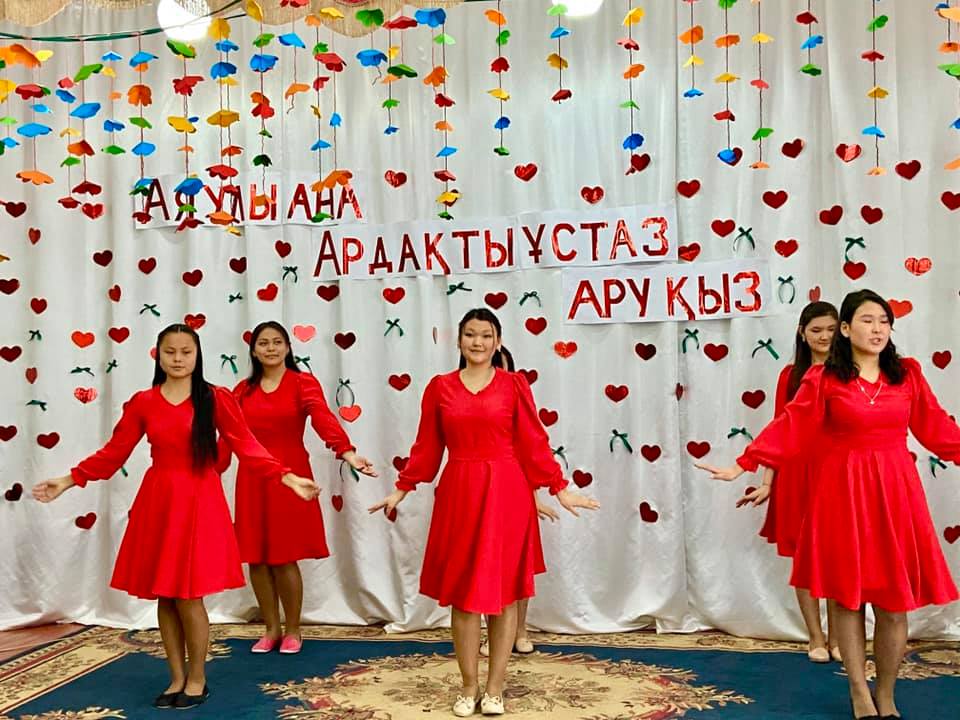 "Аяулы ана,ардақты ұстаз,ардақты қыз"атты концерттік бағдарлама